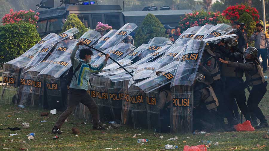 Peserta aksi bentrok dengan aparat keamanan saat demo di depan Gedung DPR, Jakarta, Kamis (22/8/2024). (Bloomberg Technoz/Andrean Kristianto)