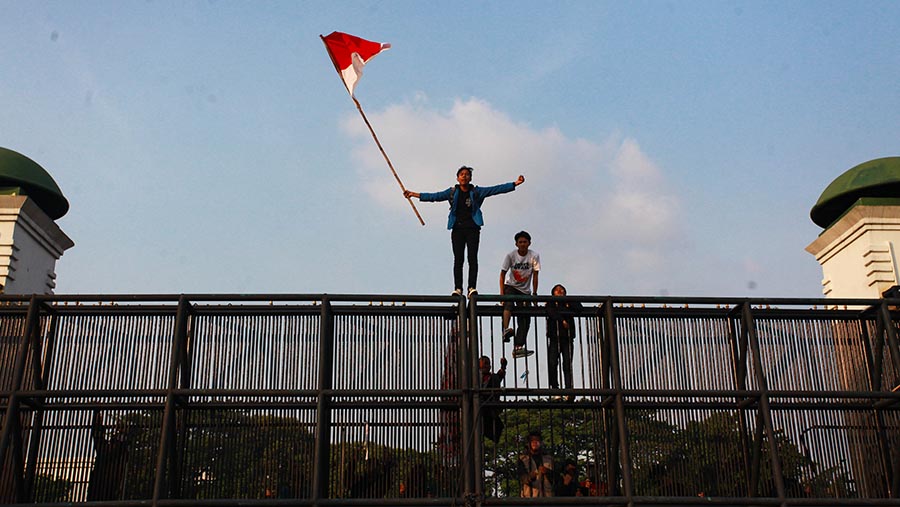 Demonstrasi menolak pengesahan revisi UU Pilkada  di depan Gedung DPR, Jakarta, Kamis (22/8/2024). (Bloomberg Technoz/Andrean Kristianto)