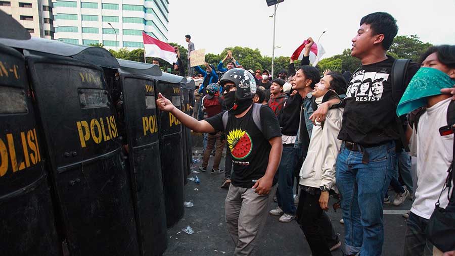 Sore hari kondisi semakin memanas, pihak kepolisian bersiap membubarkan massa. (Bloomberg Technoz/Andrean Kristianto)