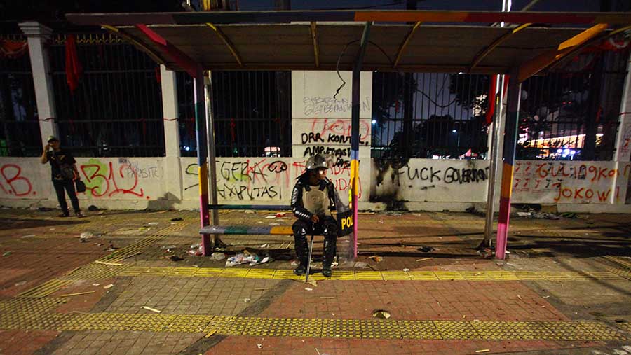 Demonstrasi menolak pengesahan revisi UU Pilkada  di depan Gedung DPR, Jakarta, Kamis (22/8/2024). (Bloomberg Technoz/Andrean Kristianto)