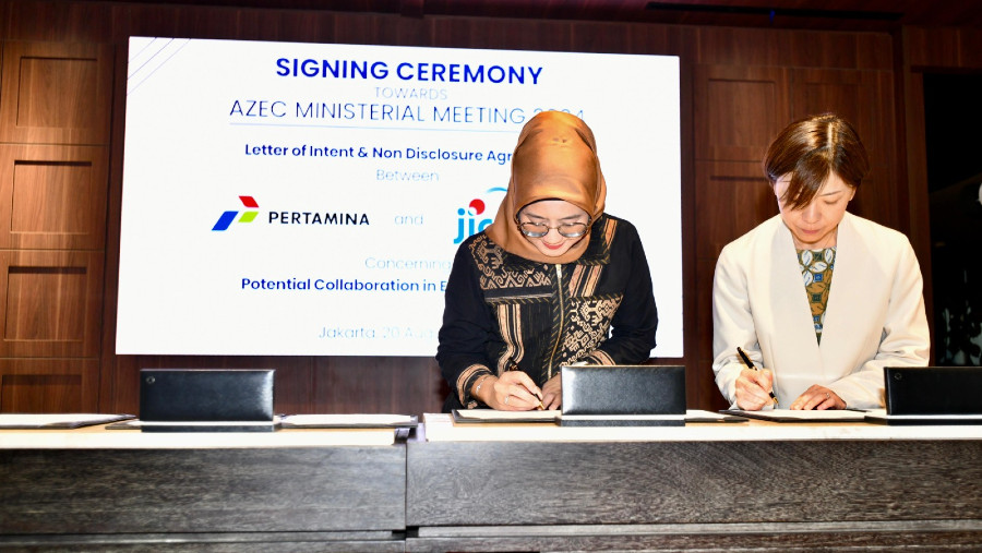 Direktur Keuangan Pertamina Emma Sri Martini bersama Chief Representative of JICA Takeda Sachiko menandatangani Letter of Intent.