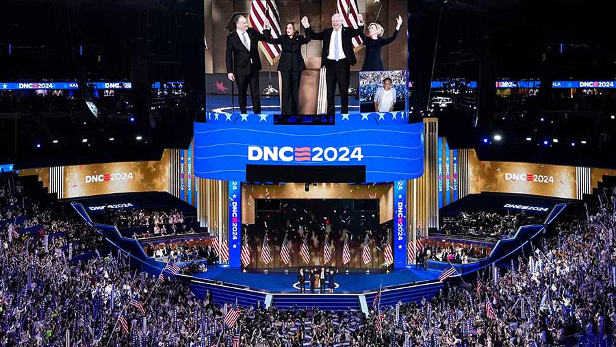 Capres AS Kamala Harris & cawapres Tim Walz saat Konvensi Nasional Demokrat di United Center di Chicago, AS, Kamis (22/8/2024). (Al Drago/Bloomberg)