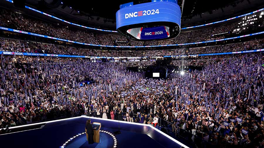 Wakil Presiden Kamala Harris secara resmi menerima nominasi presiden dari Partai Demokrat. (Mike Segar/Reuters/Bloomberg)