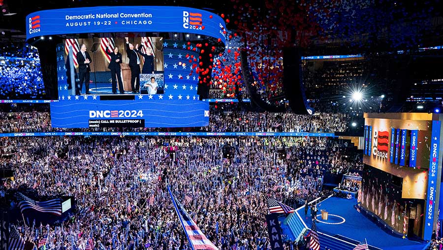 Capres AS Kamala Harris selama Konvensi Nasional Demokrat (DNC) di United Center di Chicago, AS, Kamis (22/8/2024). (Al Drago/Bloomberg)