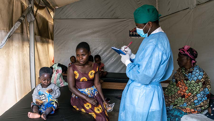 Petugas merawat pasien cacar monyet atau Monkeypox (Mpox) di Nyiragongo, Kivu Utara, Kongo, Selasa (20/8/2024). (Arlette Bashizi/Bloomberg)
