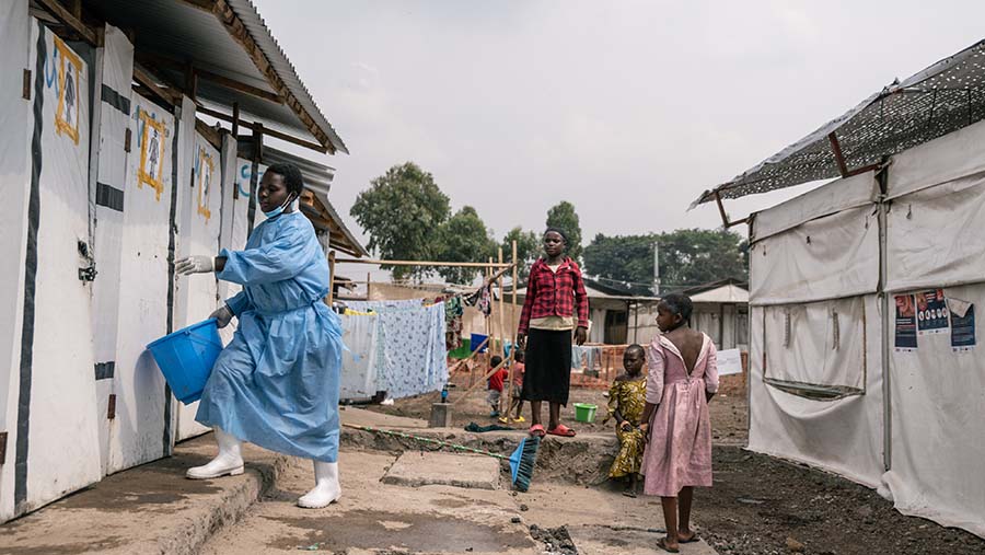 Petugas membersihkan kamar mandi di pusat perawatan mpox Munigi di Nyiragongo, Kivu Utara, Kongo, Selasa (20/8/2024). (Arlette Bashizi/Bloomberg)