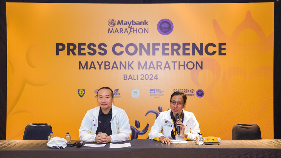 (kanan) Presiden Direktur Maybank Indonesia Steffano Ridwan dan Project Director Maybank Marathon Widya Permana.