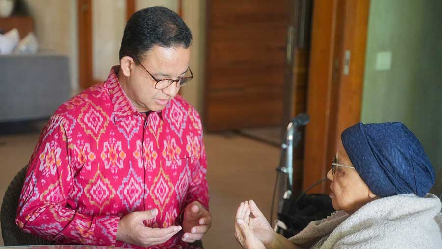 Anies Baswedan mengenakan kemeja tenun berwarna merah (Dok. Istimewa)