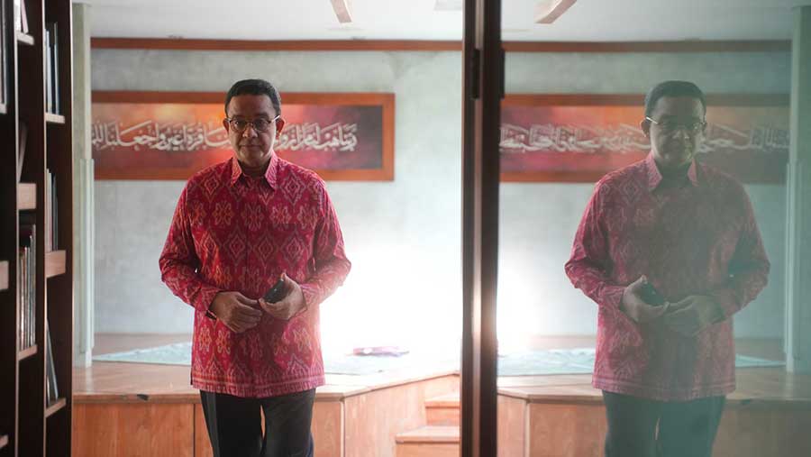 Anies Baswedan mengenakan kemeja tenun berwarna merah (Dok. Istimewa)