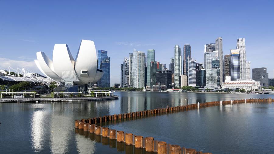 Gedung pencakar langit di kawasan pusat bisnis Singapura. (Dok: Lauryn Ishak/Bloomberg)