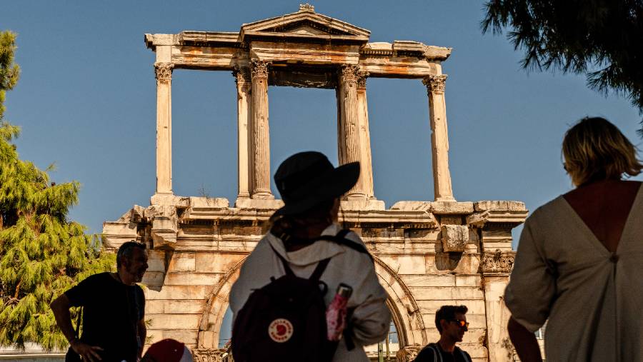 Wisatawan di dekat pintu masuk situs arkeologi Acropolis saat suhu tinggi di Athena. (Dok: Hilary Swift/Bloomberg)