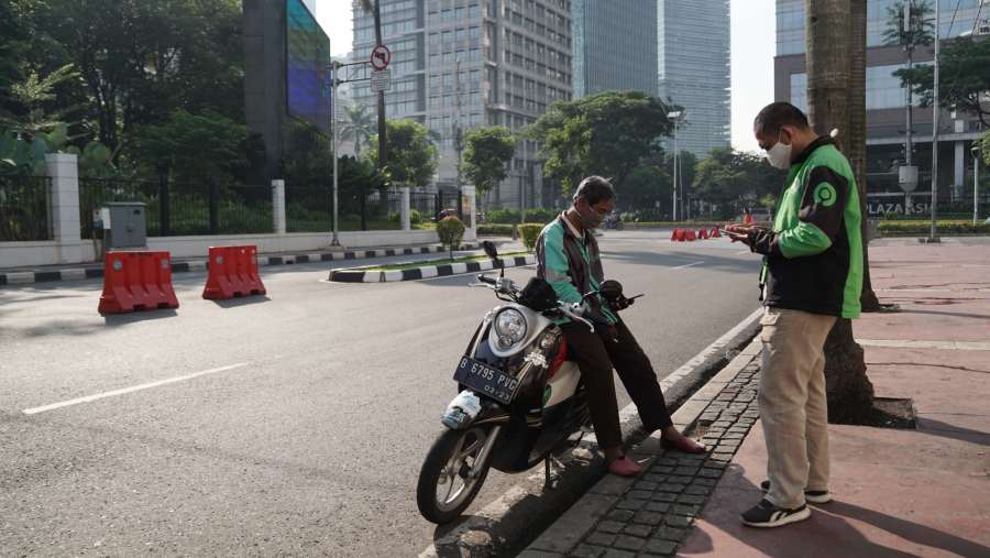 Mitra pengemudi atau driver ojol Gojek dan Grab. (Dimas Ardian/Bloomberg)