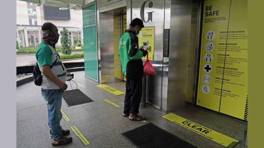 Mitra pengemudi atau driver ojol Gojek dan Grab jasa antar makanan. (Dimas Ardian/Bloomberg)