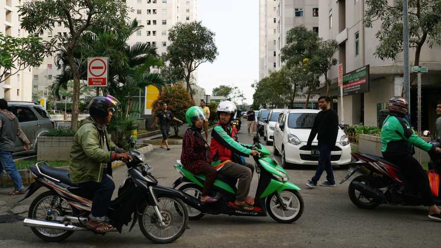 Mitra pengemudi atau driver ojol Gojek dan Grab. (Dimas Ardian/Bloomberg)