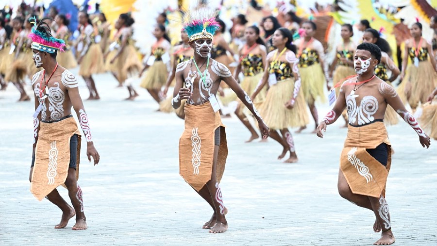 Anak muda Papua menyajikan tarian tradisional saat kunjunga Presiden Jokowi. (Dok. Setpres RI)