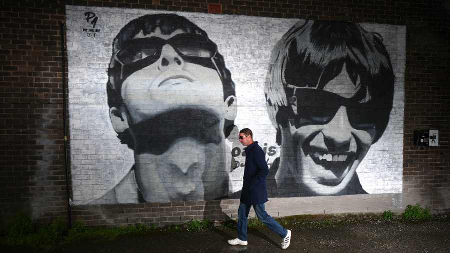 Tembok Mural Noel dan Liam Gallagher saat Oasis memutuskan tur konser reuni. (Bloomberg)