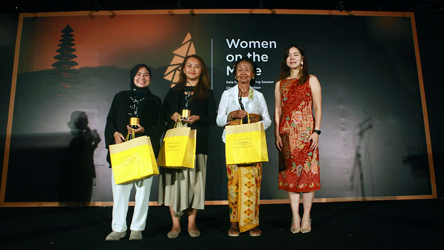 Penerima plakat recognition dalam acara gala dinner Women on the Move di Bali, Jumat (30/8/2024). (Bloomberg Technoz/Andrean Kristianto)