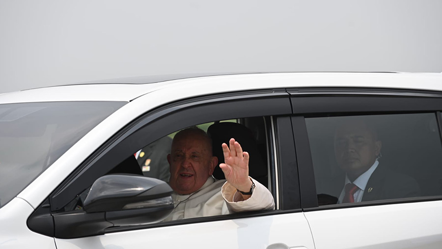 Paus juga tak duduk pada kursi penumpang belakang. Dia justru duduk di sebelah sisi supir.  (INDONESIA PAPAL VISIT COMMITTEE/ Iwan Jayadi)