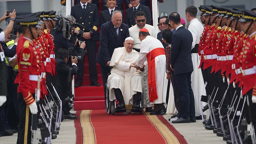 Di muka pesawat, paus mendapat sambutan dari Uskup Agung Jakarta Kardinal Ignatius Suharyo  (INDONESIA PAPAL VISIT COMMITTEE/ DANU KUSWORO)