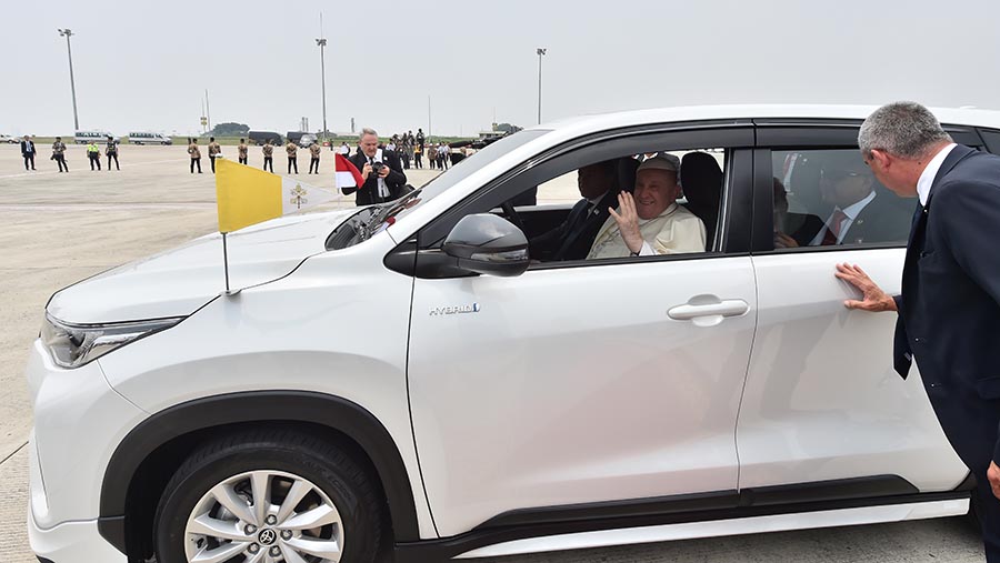 Paus Fransiskus meninggalkan lokasi bandara dengan kendaraan sederhana yang disebut tanpa pengamanan. (INDONESIA PAPAL VISIT COMMITTEE/ AGUS SUPARTO)