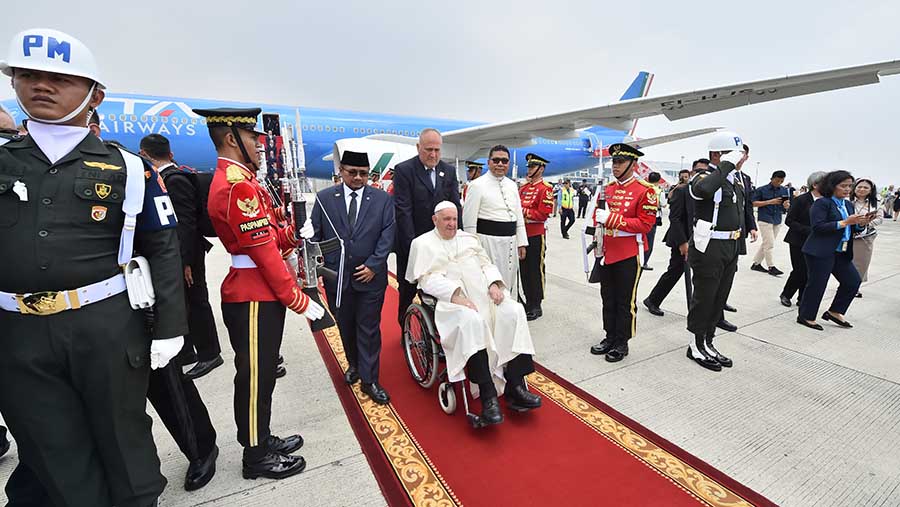 Paus turun dari pesawat dengan menggunakan kursi roda yang dikawal tim pengamanan. (INDONESIA PAPAL VISIT COMMITTEE/ AGUS SUPARTO)