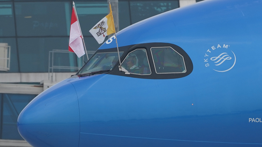 Pesawat yang membawa pemimpin Gereja Katolik Paus Fransiskus tiba di Bandara Soetta, Selasa (3/9/2024) (INDONESIA PAPAL VISIT COMMITTEE/ DANU KUSWORO)