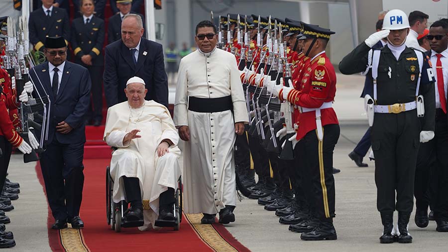 Pemimpin Tertinggi Gereja Katolik Paus Fransiskus tiba di Bandara Soekarno Hatta, Selasa (3/9/2024). (INDONESIA PAPAL VISIT COMMITTEE/ DANU KUSWORO)