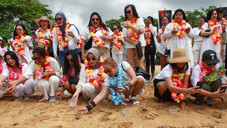 Tak hanya peserta, pelepasan tukik juga diikuti para wisatawan yang disekitar pantai. (Bloomberg Technoz/Andrean Kristianto)