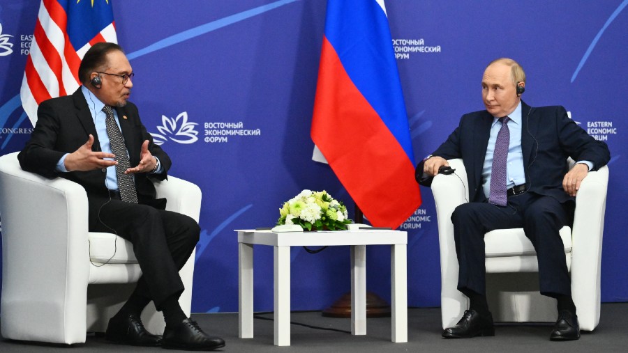 PM Malaysia Anwar Ibrahim dan Presiden Rusia Vladimir Putin. (Dok: Bloomberg)