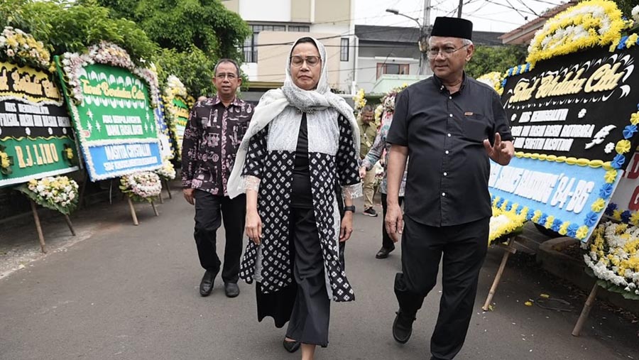 Menteri Keuangan Sri Mulani melayat ke rumah dukaFaisal Basri.(Tangkapan layar Instargram @smindrawati)