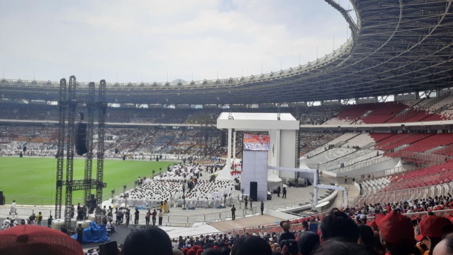 Situasi Misa bersama Paus Fransiskus di Stadion GBK. (Sumber: M. Fikri/Bloomberg Technoz)