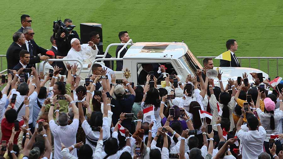 Tak lupa Paus juga mendatangi para jemaat dan memberkati beberapa anak-anak. (INDONESIA PAPAL VISIT COMMITTEE/WISNU WIDIANTORO)