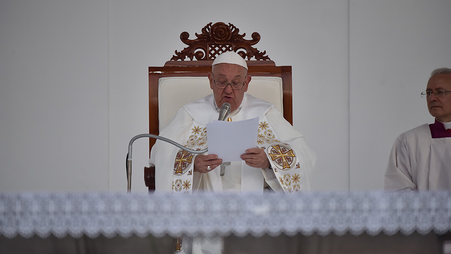 Paus Fransiskus saat memimpin perayaan ekaristi di  Stadion GBK, Jakarta, Kamis (5/9/2024). (INDONESIA PAPAL VISIT COMMITEE/ AGUS SUPARTO)
