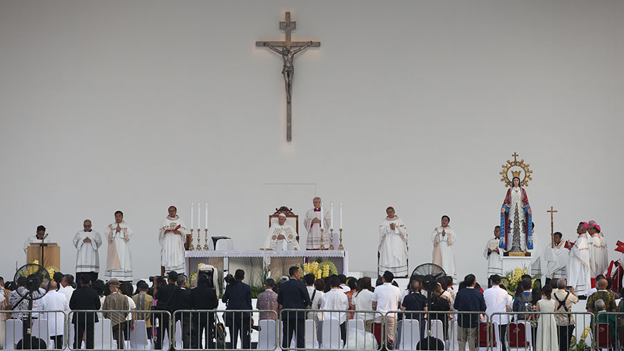 Paus Fransiskus sempat berbahasa Indonesia saat pernyataan tobat umat Katolik, ‘Saya Mengaku’. (INDONESIA PAPAL VISIT COMMITTEE/ FAKHRI FADLURROHMAN)