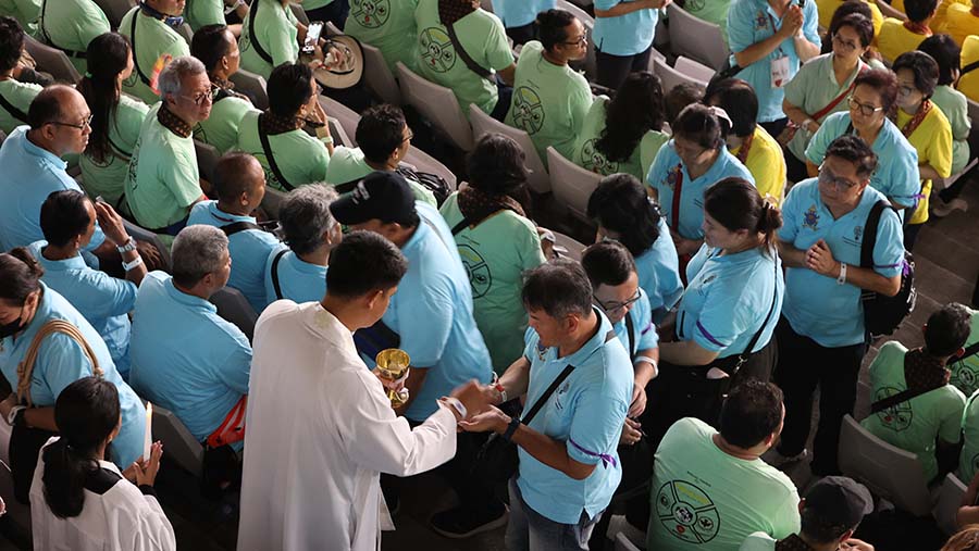 Misa suci di Stadion Utama Gelora Bung Karno diikuti oleh 87 ribu jemaat. (INDONESIA PAPAL VISIT COMMITTEE/WISNU WIDIANTORO)