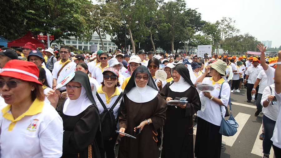 Antrean jemaat saat akan masuk ke Stadion GBK, Jakarta, Kamis (5/9/2024). (INDONESIA PAPAL VISIT COMMITTEE/ FAKHRI FADLURROHMAN)