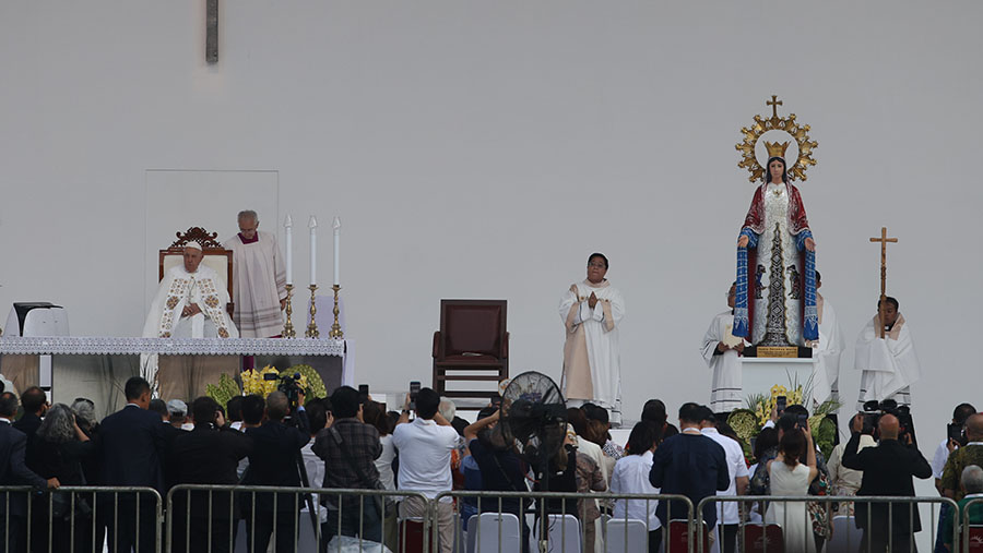 Paus Fransiskus saat memimpin perayaan ekaristi di Stadion GBK, Jakarta, Kamis (5/9/2024). (INDONESIA PAPAL VISIT COMMITTEE/ FAKHRI FADLURROHMAN)