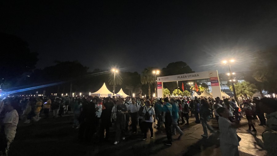 Para jemaat meninggalkan Stadion GBK setelah mengikuti Misa bersama Paus Fransiskus. (Sumber: M. Fikri/Bloomberg Technoz)