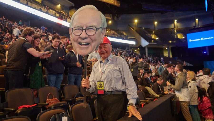 Potongan gambar muka Warren Buffett dalam rapat pemegang sahamBerkshire Hathaway Inc. (Dan Brouillette/Bloomberg)