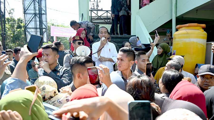 Presiden Joko Widodo beserta Ibu Iriana Joko Widodo mengunjungi Pasar Soponyono di Kota Surabaya, 6 September 2024 (BPMI Setpres)