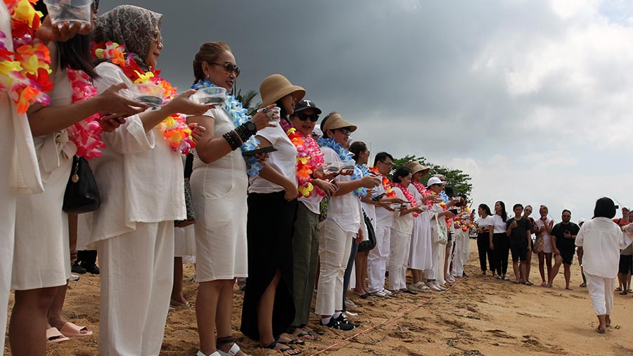 Peserta melakukan pelepasan tukik dalam acara Women on the Move di Bali, Sabtu (31/8/2024). (Bloomberg Technoz/Andrean Kristianto)	
