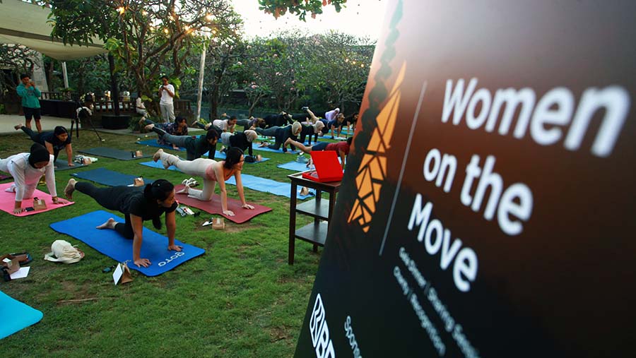 Pagi harinya peserta berolahraga dengan melakukan Sunrise Mat Pilates. (Bloomberg Technoz/Andrean Kristianto)