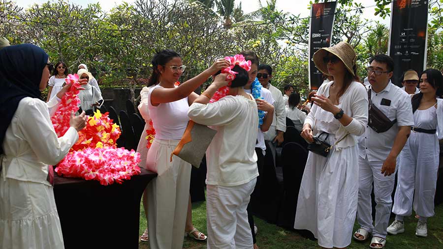 Women on the Move 2024 juga diselingi sesi Charity, dengan melakukan pelepasan tukik. (Bloomberg Technoz/Andrean Kristianto)