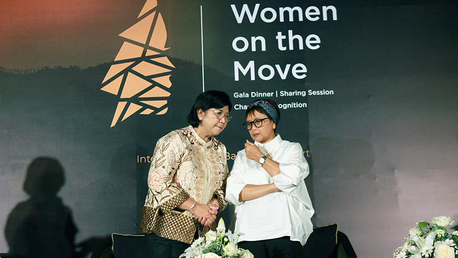 Menlu Retno Marsudi & Deputi Gubernur Senior BI Destry Damayanti saat gala dinner Women on the Move di Bali, Sabtu (31/8/2024). (Bloomberg Technoz)