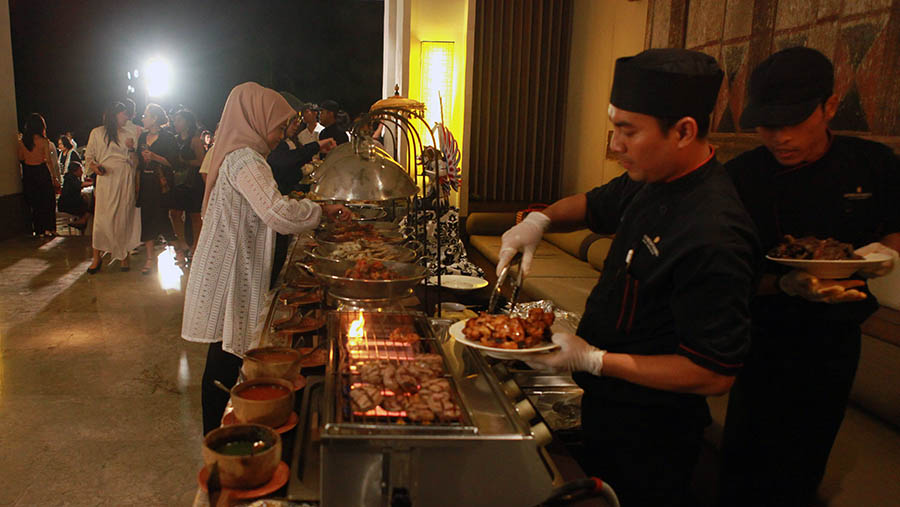 Suguhan makan malam disajikan untuk peserta Women on The Move 2024 saat Gala Dinner  (Bloomberg Technoz/Andrean Kristianto)