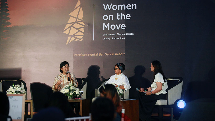 Menlu Retno Marsudi & Deputi Gubernur Senior BI Destry Damayanti saat gala dinner Women on the Move di Bali, Sabtu (31/8/2024). (Bloomberg Technoz)