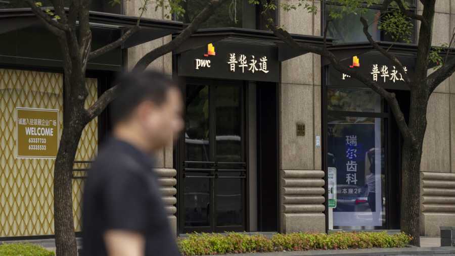 Kantor PricewaterhouseCoopers atau PwC di Shanghai. (Raul Ariano/Bloomberg)