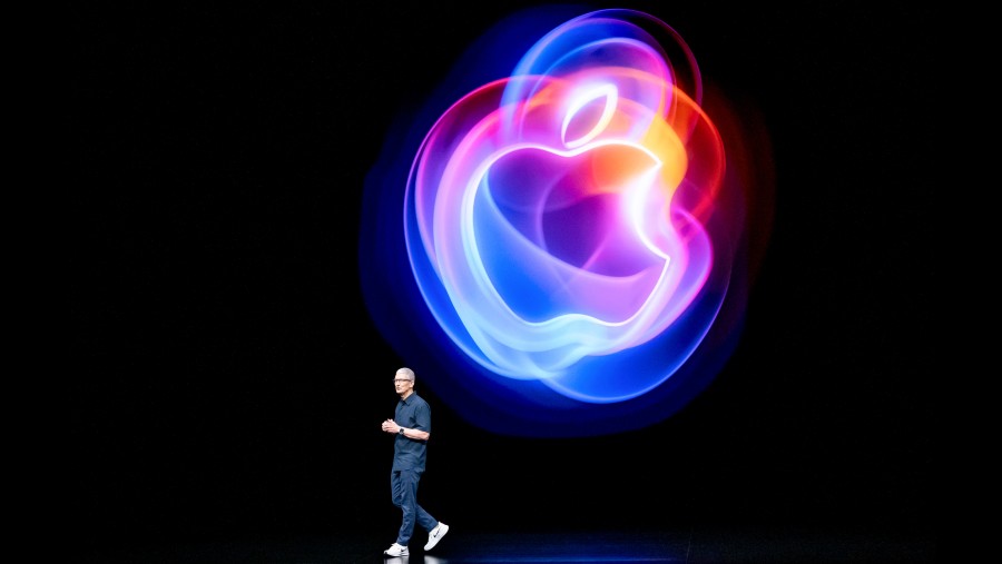 Tim Cook, CEO Apple saat memperkenalkan iPhone 16. (David Paul Morris/Bloomberg)
