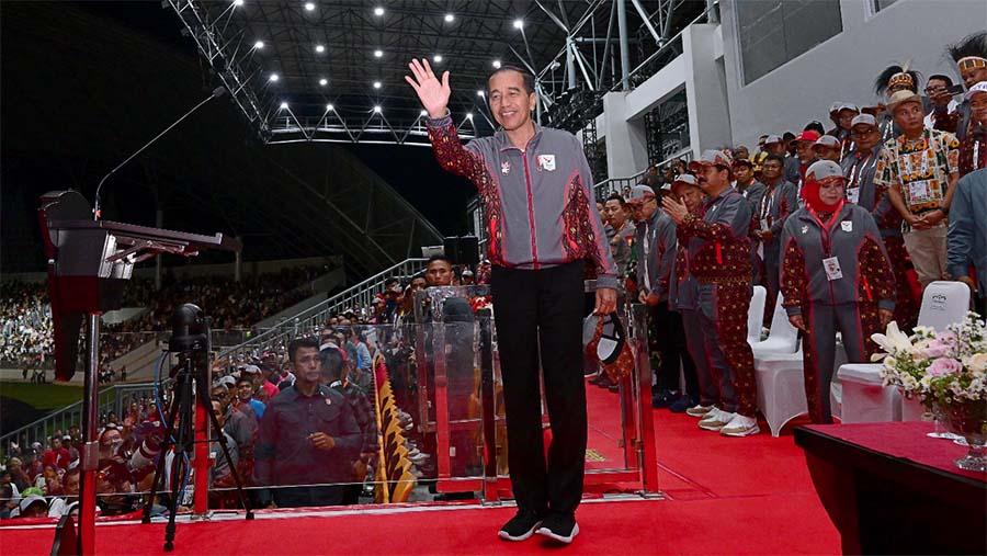 Presiden Jokowi menyapa saat akan membuka PON XXI di Stadion Harapan Bangsa, Aceh, Senin (9/9/2024). (Muchlis Jr - Biro Pers Sekretariat Presiden)