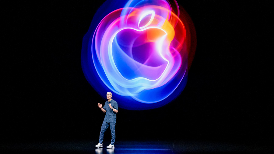 Kepala eksekutif Apple Inc., Tim Cook di kampus Apple Park di Cupertino, California, AS, Senin (9/9/2024). (David Paul Morris/Bloomberg)